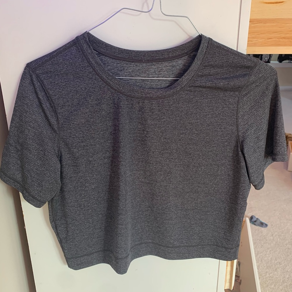 Size 2 cropped lulu tee